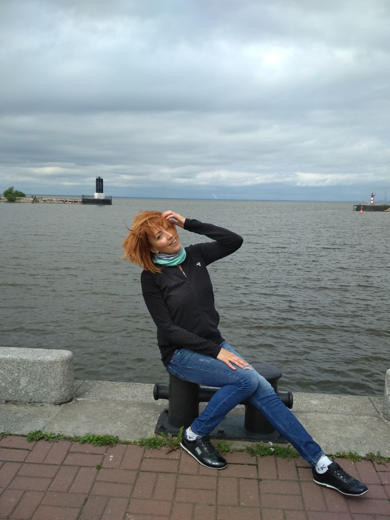 Ирина улыбается на набережной у воды